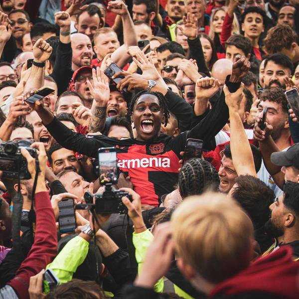 14. April 2024: Jeremie Frimpong wird nach dem „Meisterspiel“ gegen Werder Bremen von den Fans auf Händen getragen.