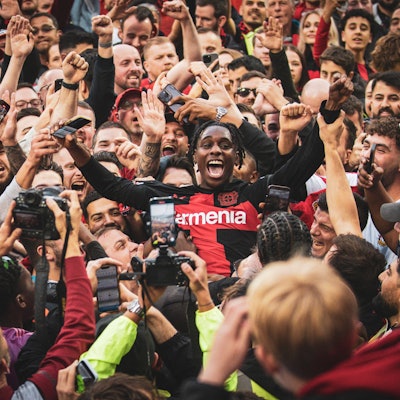 14. April 2024: Jeremie Frimpong wird nach dem „Meisterspiel“ gegen Werder Bremen von den Fans auf Händen getragen.