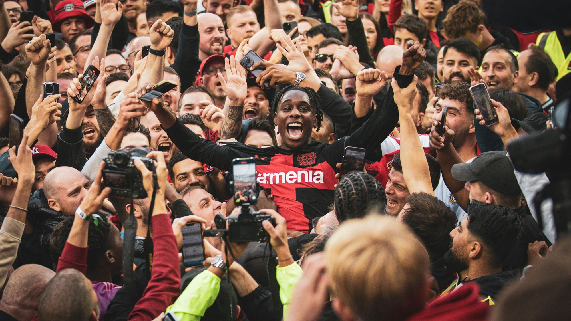 14. April 2024: Jeremie Frimpong wird nach dem „Meisterspiel“ gegen Werder Bremen von den Fans auf Händen getragen.