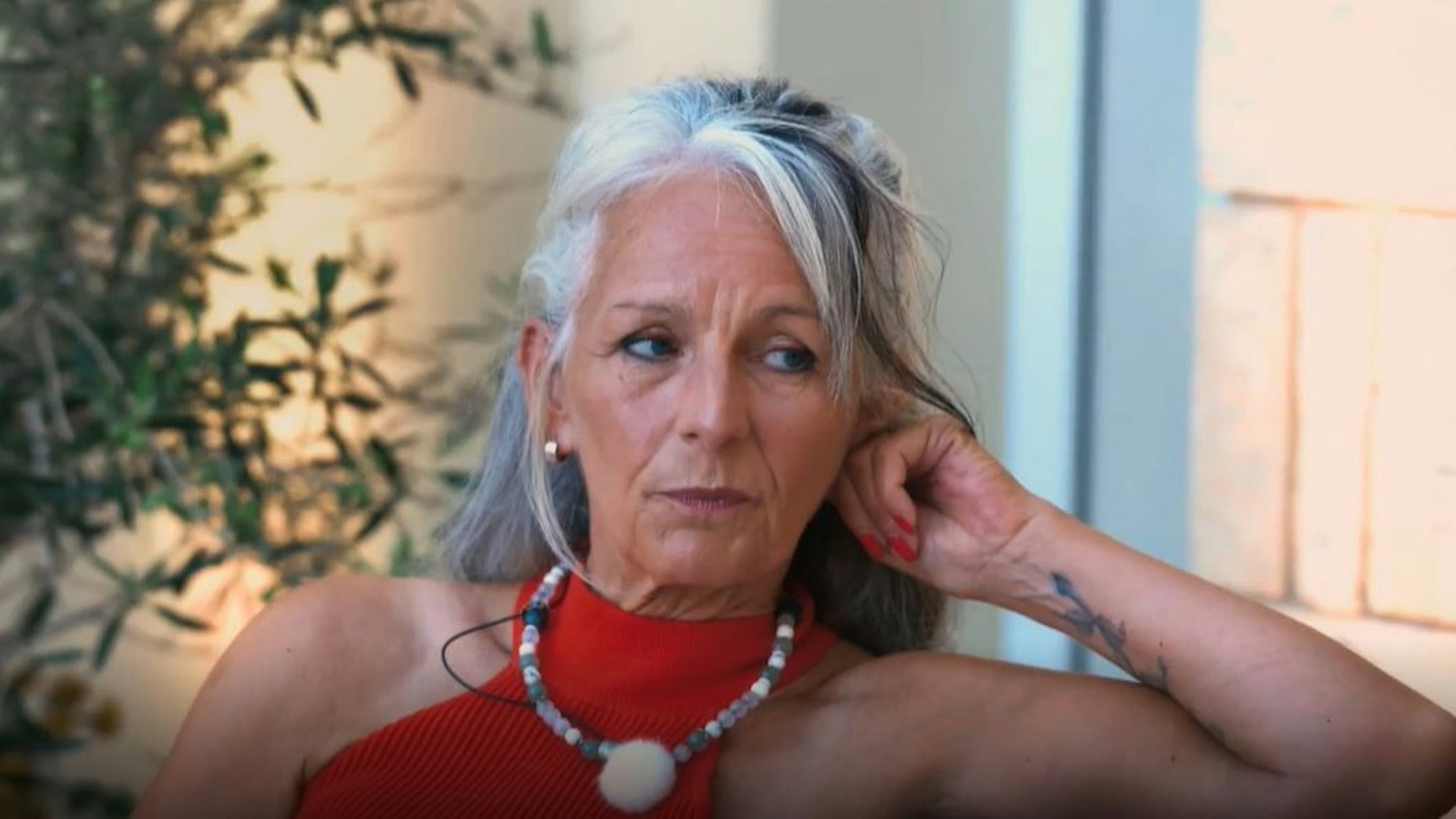 Die 62-jährige Sabine aus Troisdorf schaut in einer Nahaufnahme nach rechts.