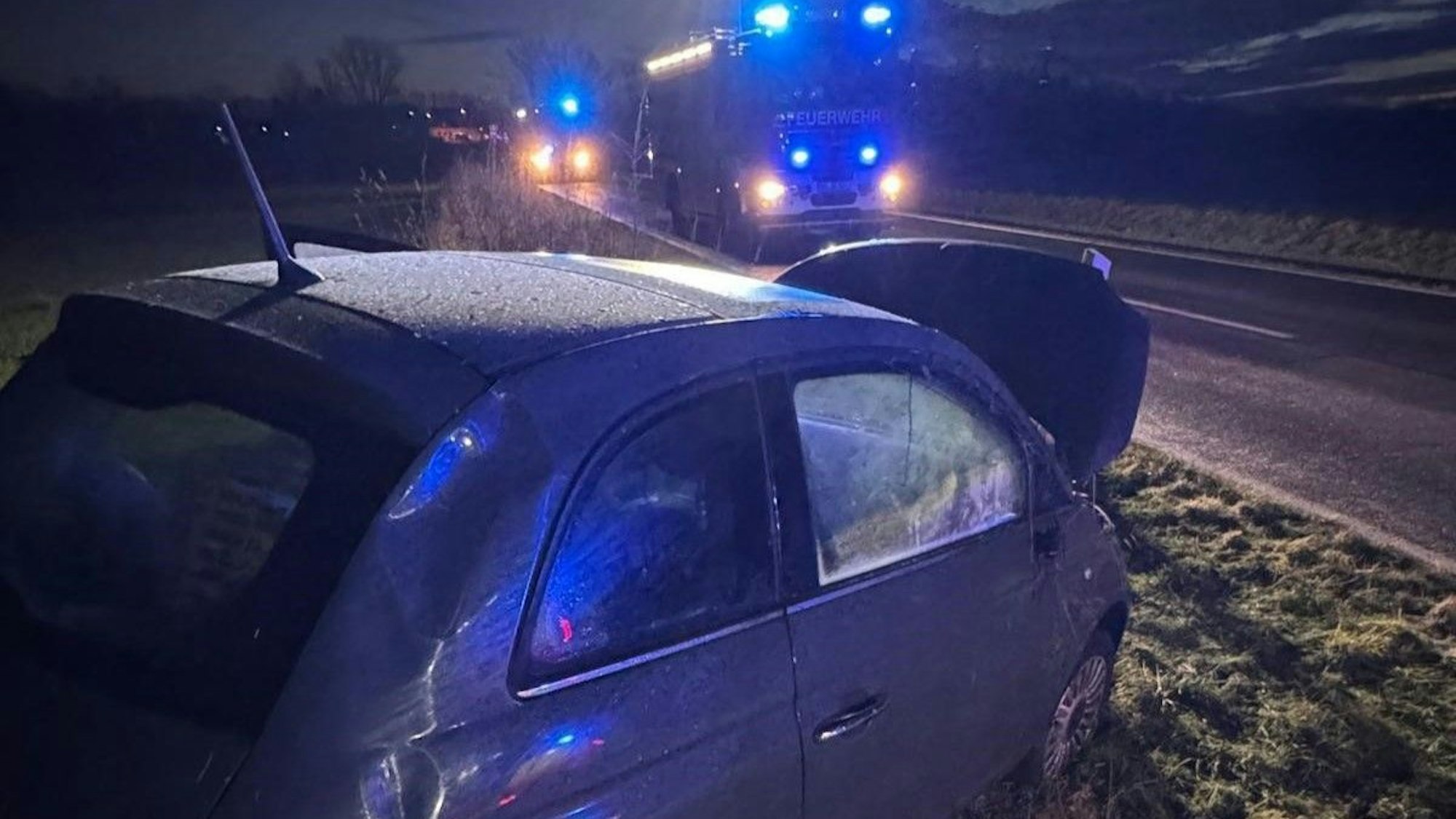 Der Wagen überschlug sich auf einem Feld zwischen Berrenrath und Türnich. Der Fahrer wurde schwer verletzt.