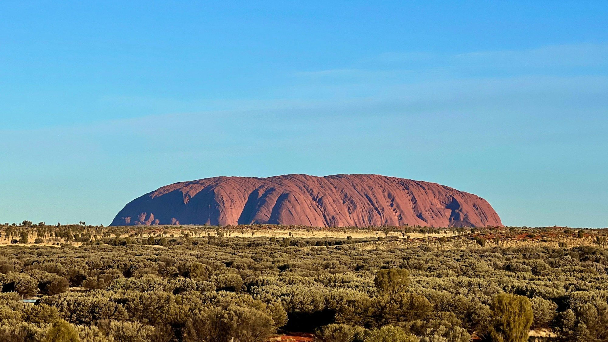 Der Uluru (früher Ayers Rock), der heilige Berg der indigenen Australier, mitten im Roten Zentrum des Landes.