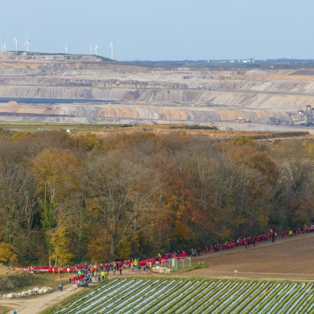 Umweltschützer protestieren im Bereich des Hambacher Forstes gegen geplante Rodungen.