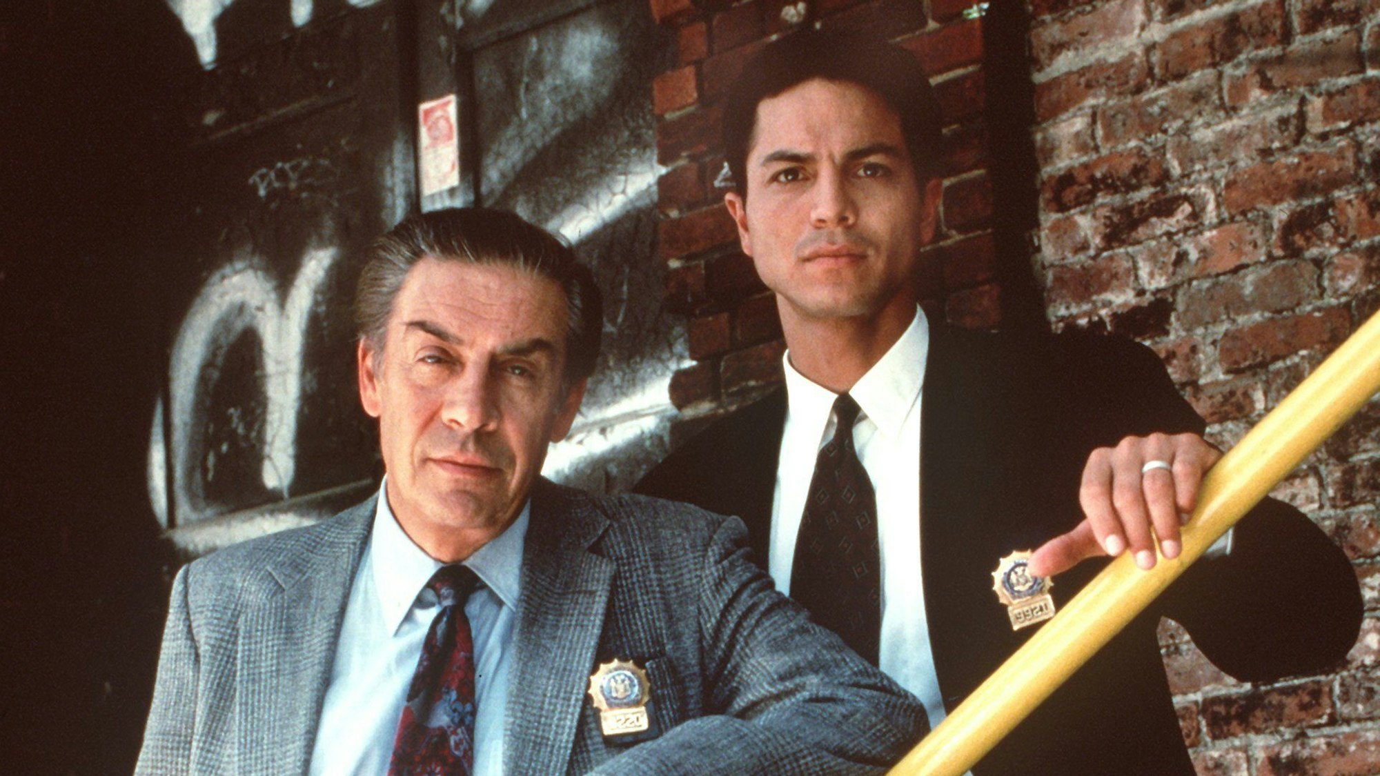 Jerry Orbach als Detective Lennie Briscoe (l) mit Benjamin Bratt als Detective Reynaldo „Rey“ Curtis in einer Szene der US-amerikanischen TV-Serie „Law & Order“ (Archivfoto aus den 90er Jahren).
