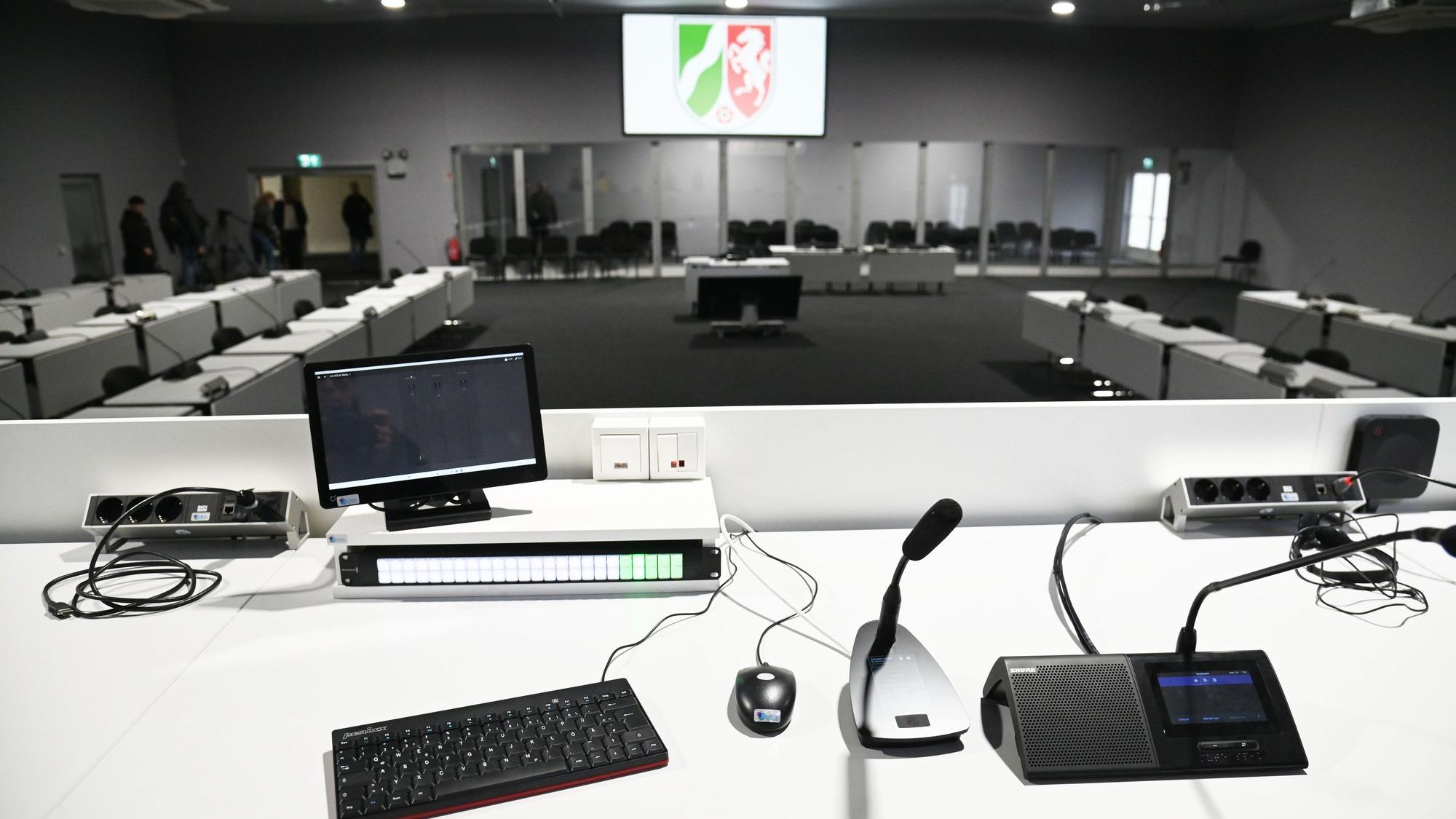 Moderne Technik auf den weißen Tischen im Gerichtssaal
