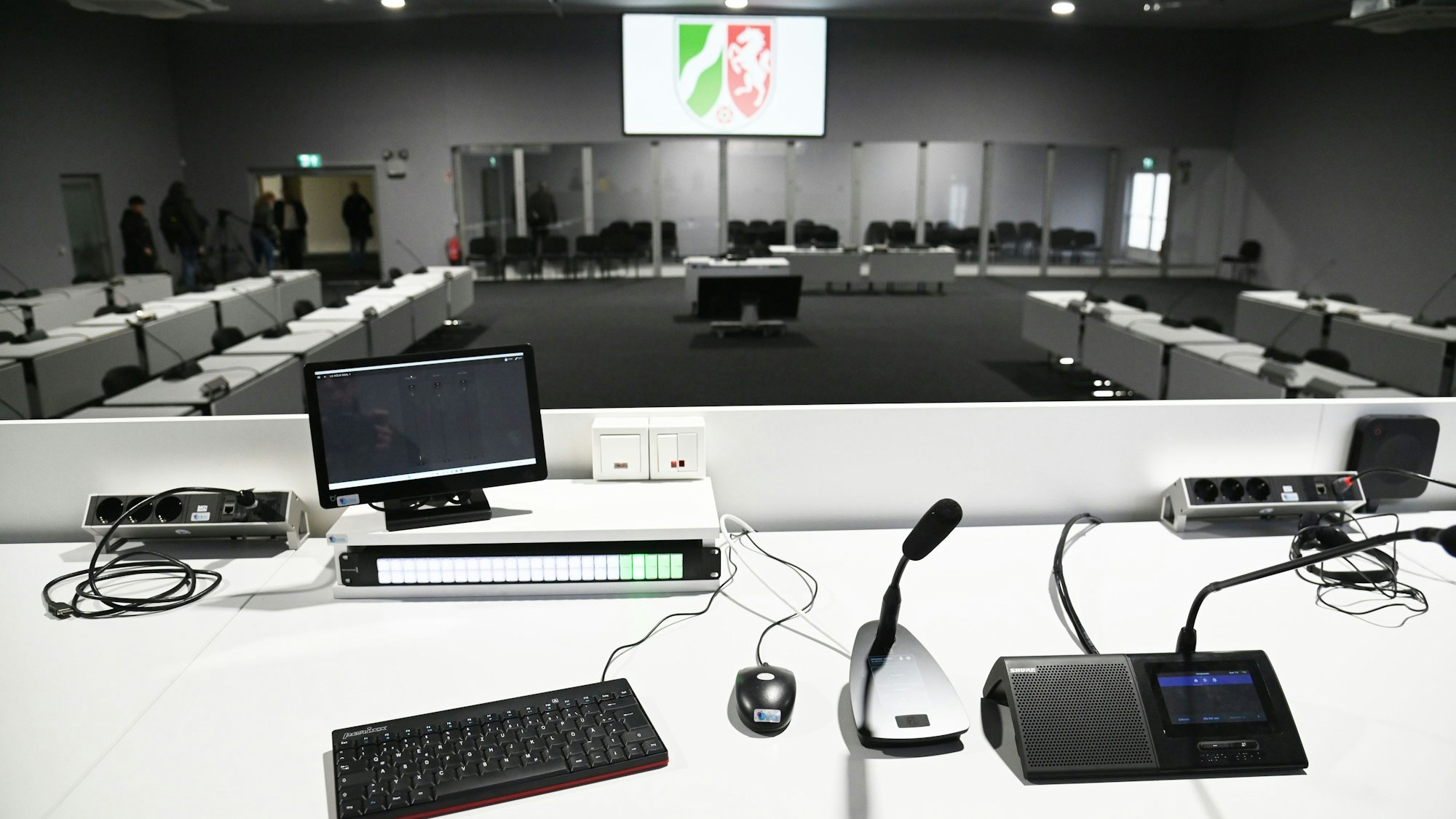 Moderne Technik auf den weißen Tischen im Gerichtssaal