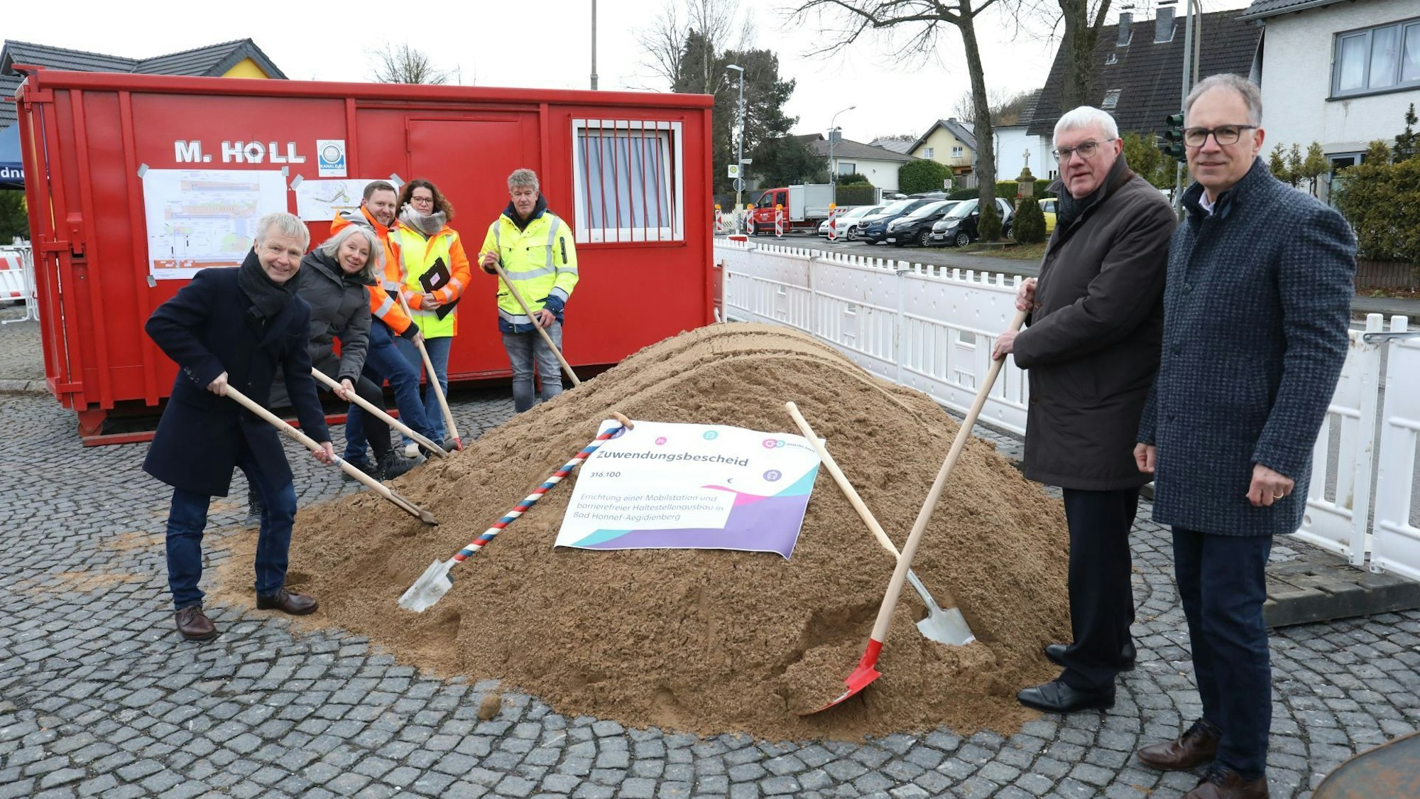Spatenstich an der Bushaltestelle Himberg in Aegidienberg mit Bürgermeister Otto Neuhoff (links), Sebastian Schuster (Zweiter von rechts) und Norbert Reinkober (rechts).