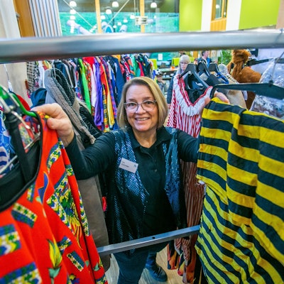Ina Schröder vom BAV zwischen den Kostümen, die bei der Kostümbörse auf Metabolon neue Besitzer finden sollen.