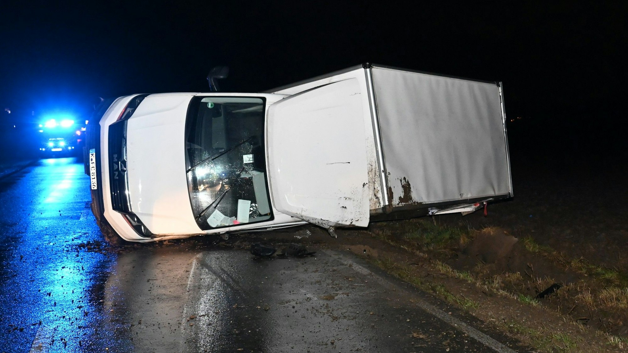 Auf der L276 war ein Lkw nach rechts von der Fahrbahn abgekommen.