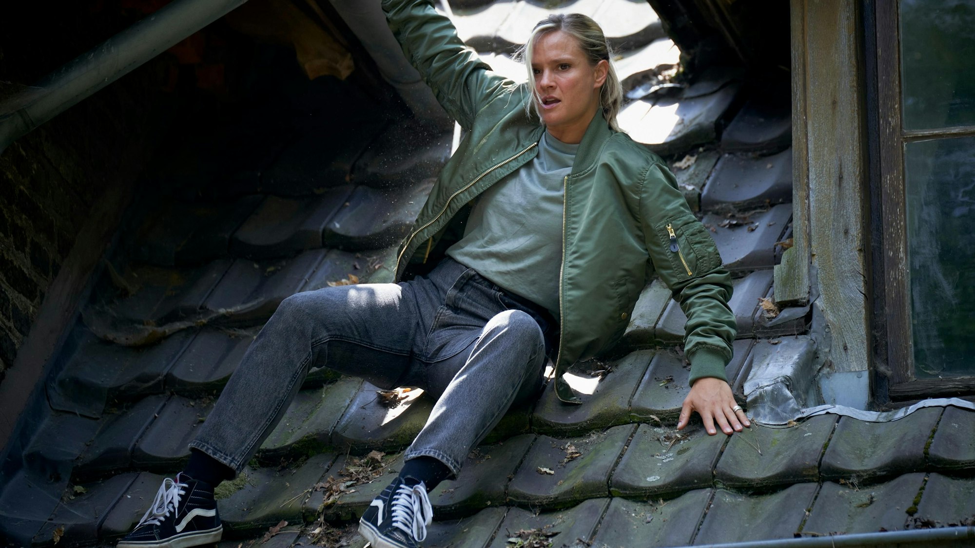 Hauptdarstellerin Pia Stutzenstein auf dem Dach eines Hauses von Gut Heiderhof.