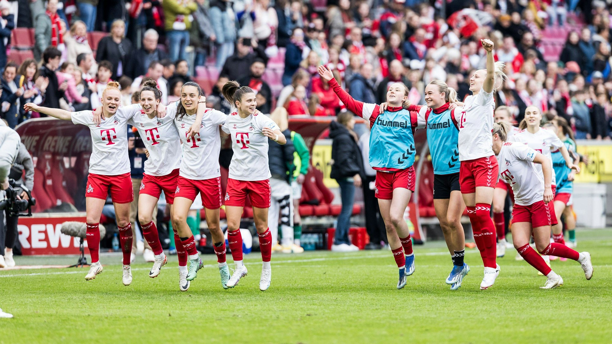 GOOGLE PIXEL Frauen Bundesliga: 1. FC Köln - SV Werder Bremen 10.03.2024 Glückliche Gesichter nach dem Sieg: Laura Vogt 1. FC Köln, 8, Sara Agrez 1. FC Köln, 4, Natalia Padilla-Bidas 1. FC Köln, 22, Martyna Wiankowska 1. FC Köln, 26 Carlotta Imping 1. FC Köln, 14, Josefine Osigus 1. FC Köln, 24, Meike Messmer 1. FC Köln, 20 GOOGLE PIXEL Frauen Bundesliga: 1. FC Köln - SV Werder Bremen, Köln, RheinEnergieStadion am 10.03.2024 DFB REGULATIONS PROHIBIT ANY USE OF PHOTOGRAPHS AS IMAGE SEQUENCES AND/OR QUASI-VIDEO. *** GOOGLE PIXEL Womens Bundesliga 1 FC Köln SV Werder Bremen 10 03 2024 Happy faces after the win Laura Vogt 1 FC Köln, 8 , Sara Agrez 1 FC Köln, 4 , Natalia Padilla Bidas 1 FC Köln, 22 , Martyna Wiankowska 1 FC Köln, 26 Carlotta Imping 1 FC Köln, 14 , Josefine Osigus 1 FC Köln, 24 , Meike Messmer 1 FC Köln, 20 GOOGLE PIXEL Frauen Bundesliga 1 FC Köln SV Werder Bremen, Köln, RheinEnergieStadion am 10 03 2024 DFB REGULATIONS PROHIBIT ANY USE OF PHOTOGRAPHS AS IMAGE SEQUENCES AND OR QUASI VIDEO Copyright: xBEAUTIFULxSPORTS/Wunderlx