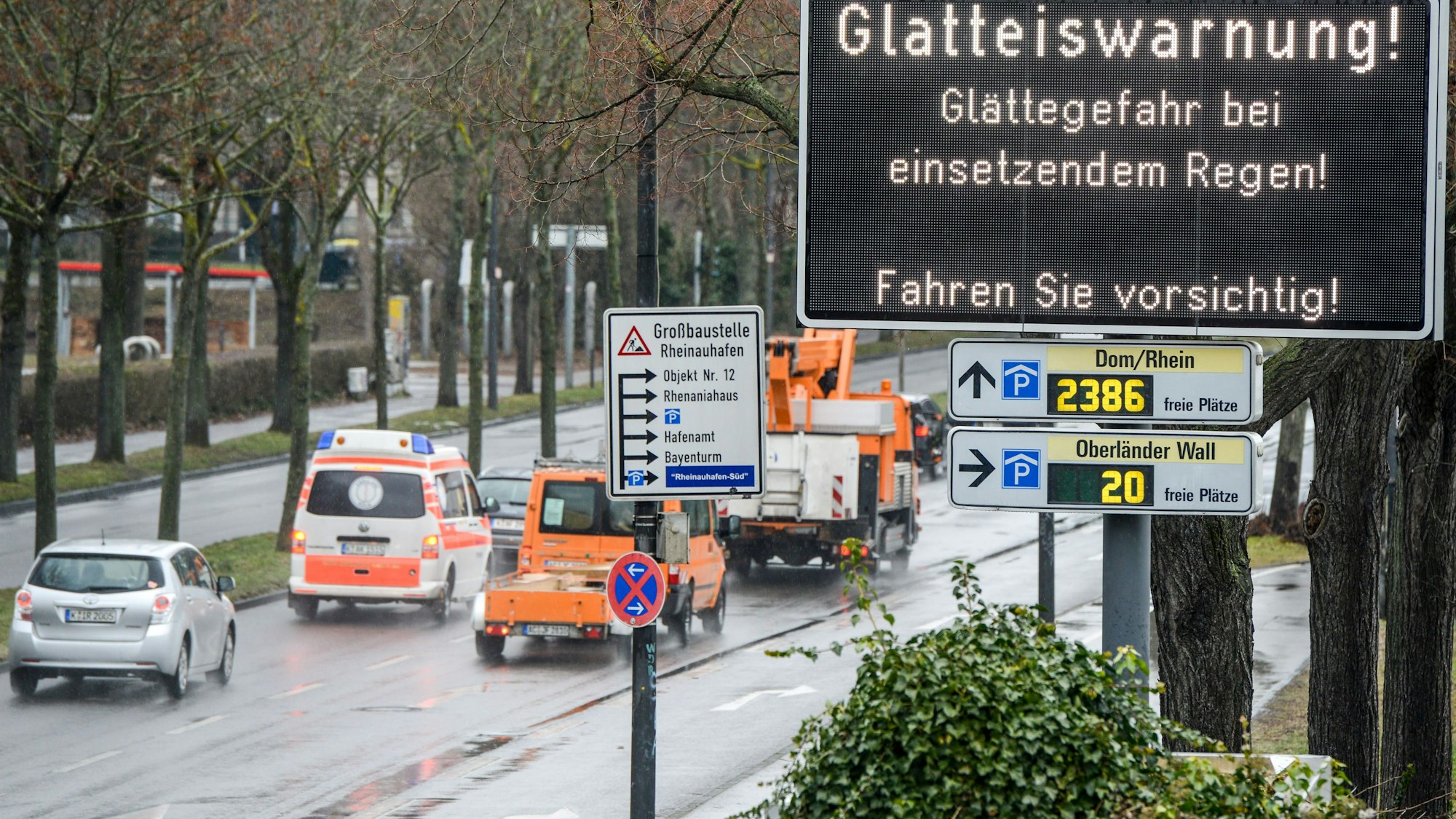 15.02.2021, Köln: Auf einer LED-Tafel werden Aufofahrer vor der Glatteisgefahr durch überfrierenden Regen gewarnt. Hinweistafel an der Rheinuferstraße in Höhe Kap am Südkai. Foto: Uwe Weiser