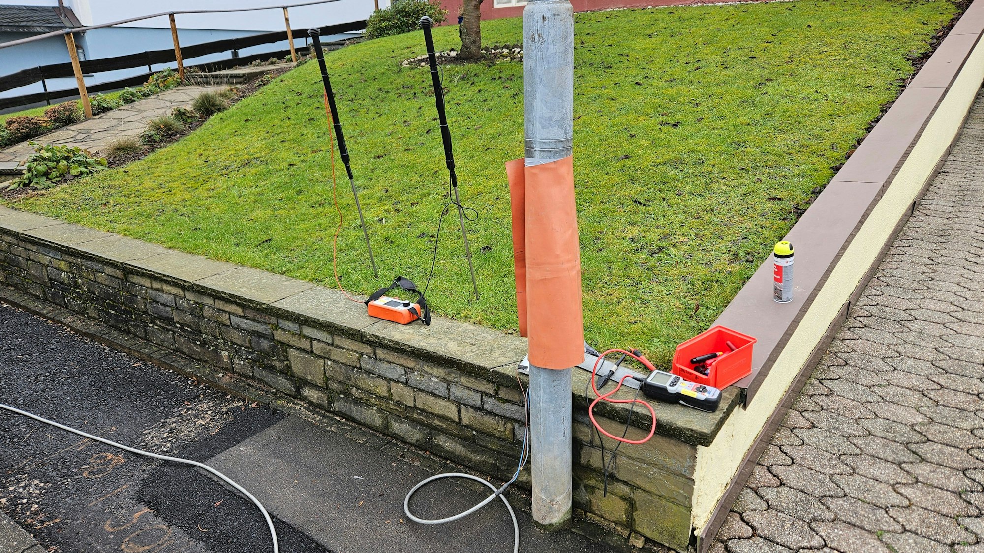 Am Mast einer Straßenlaterne in Kall sind Messgeräte angebracht.