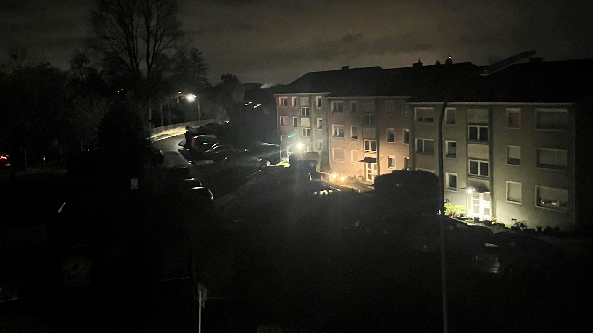 Eine Straße in Burscheid ohne Laternenbeleuchtung