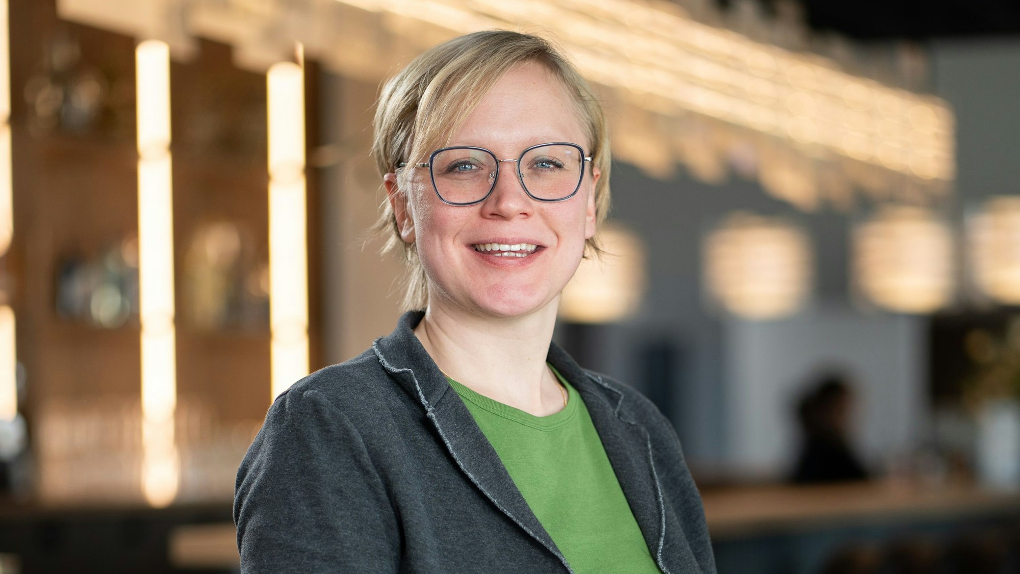 Dr. Mirjam Antz ist Fachärztin für Innere Medizin und Palliativmedizin und arbeitet in der Hausarztpraxis Dres. Antz und Team seit 2022 als Hausärztin. Seit 2023 ist sie mit ihrem Ehemann Dr. Philipp Antz Inhaberin der Praxis, die es in Köln-Longerich seit 1943 gibt.