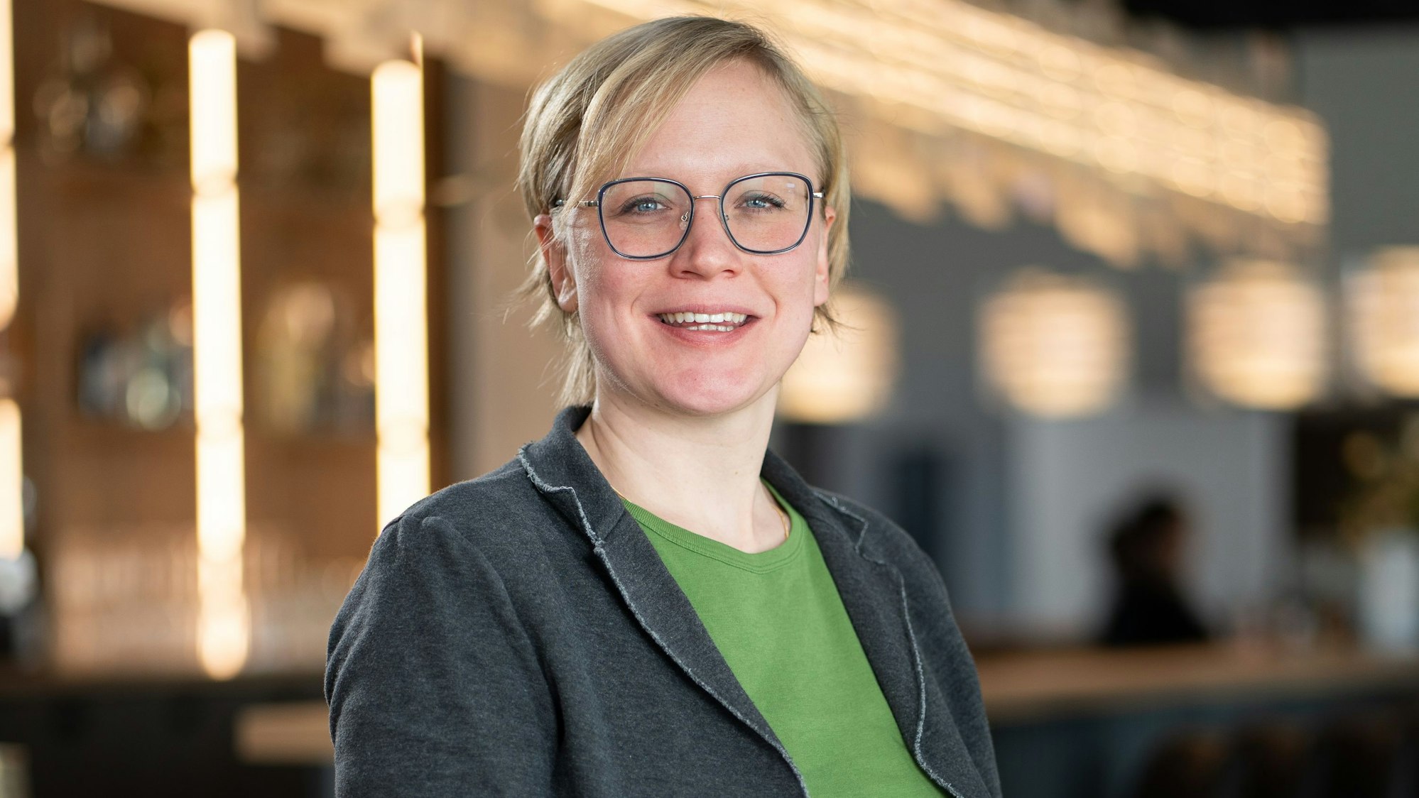 Dr. Mirjam Antz ist Fachärztin für Innere Medizin und Palliativmedizin und arbeitet in der Hausarztpraxis Dres. Antz und Team seit 2022 als Hausärztin. Seit 2023 ist sie mit ihrem Ehemann Dr. Philipp Antz Inhaberin der Praxis, die es in Köln-Longerich seit 1943 gibt.