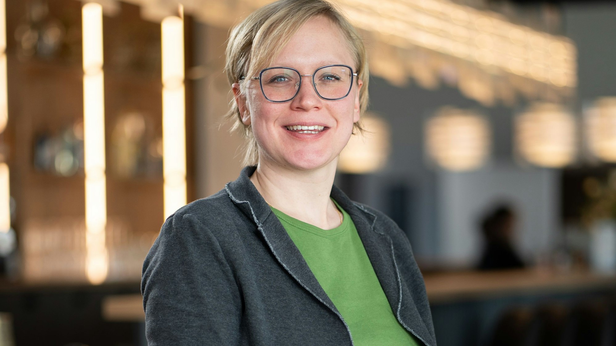 Dr. Mirjam Antz ist Fachärztin für Innere Medizin und Palliativmedizin und arbeitet in der Hausarztpraxis Dres. Antz und Team seit 2022 als Hausärztin. Seit 2023 ist sie mit ihrem Ehemann Dr. Philipp Antz Inhaberin der Praxis, die es in Köln-Longerich seit 1943 gibt.