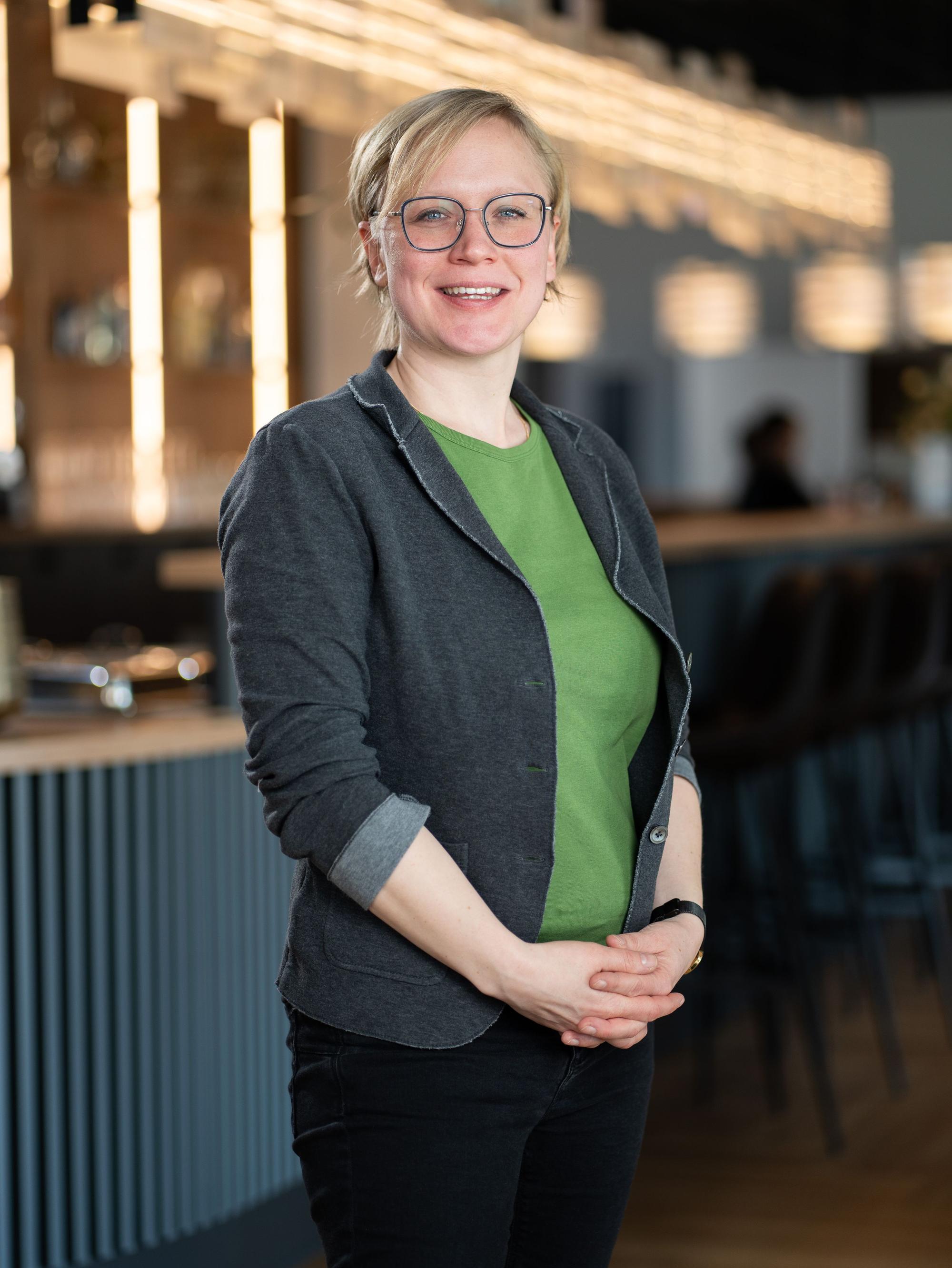 Dr. Mirjam Antz ist Fachärztin für Innere Medizin und Palliativmedizin und arbeitet in der Hausarztpraxis Dres. Antz und Team seit 2022 als Hausärztin. Seit 2023 ist sie mit ihrem Ehemann Dr. Philipp Antz Inhaberin der Praxis, die es in Köln-Longerich seit 1943 gibt.