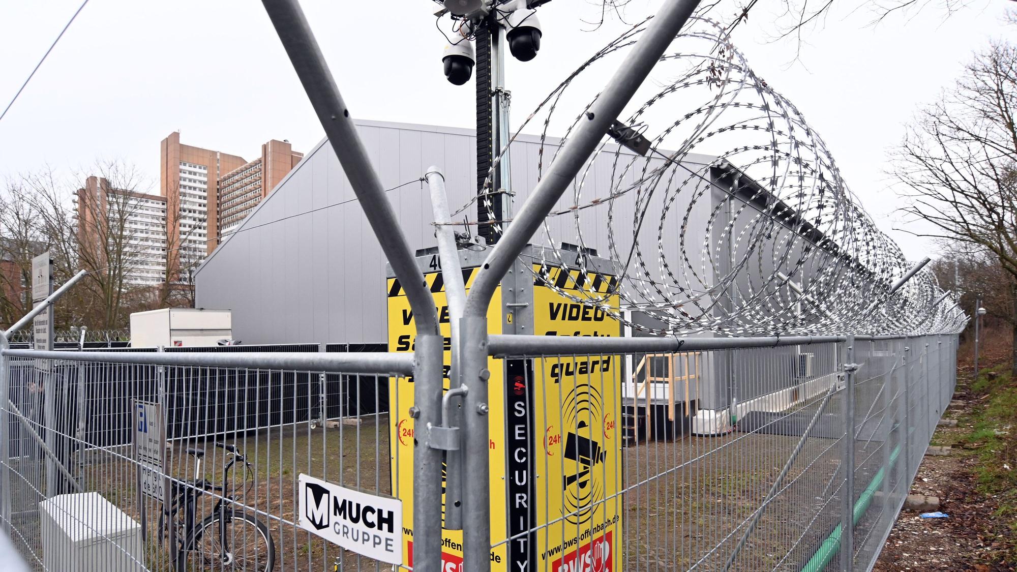 Im Schatten des eigentlichen Kölner Justizzentrums entstand diese Nebenstelle in Leichtbauweise.