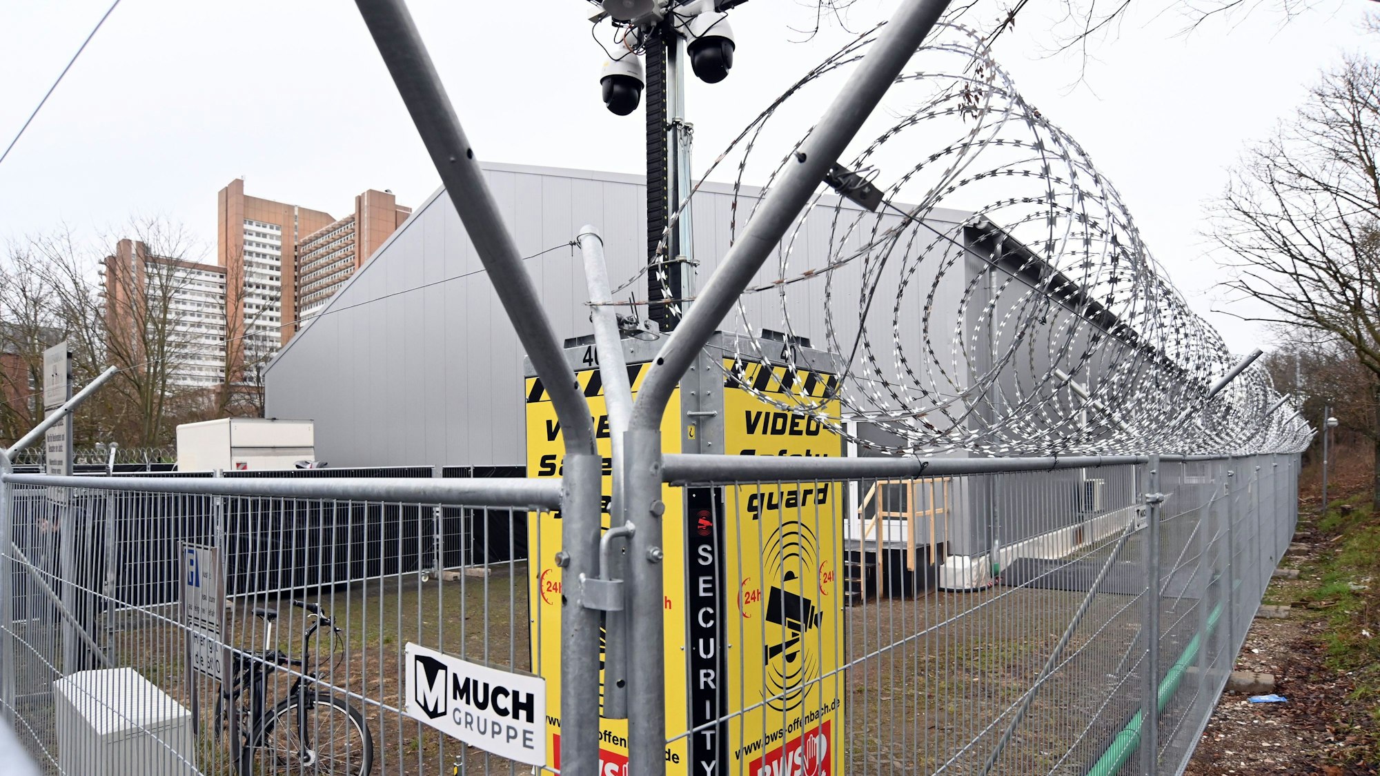 Im Schatten des eigentlichen Kölner Justizzentrums entstand diese Nebenstelle in Leichtbauweise.