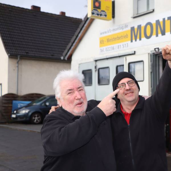 Das Foto zeigt Vater Alfred Montag und seinen Sohn vor der Werkstatt bei der Betriebsüergabe.