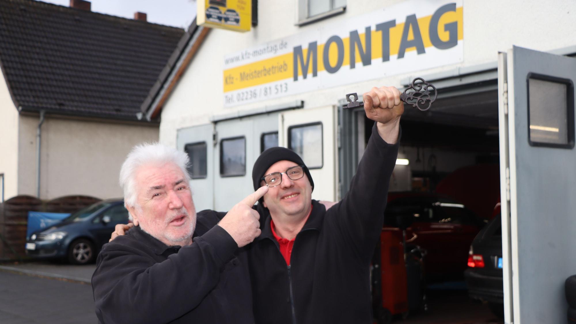 Das Foto zeigt Vater Alfred Montag und seinen Sohn vor der Werkstatt bei der Betriebsüergabe.
