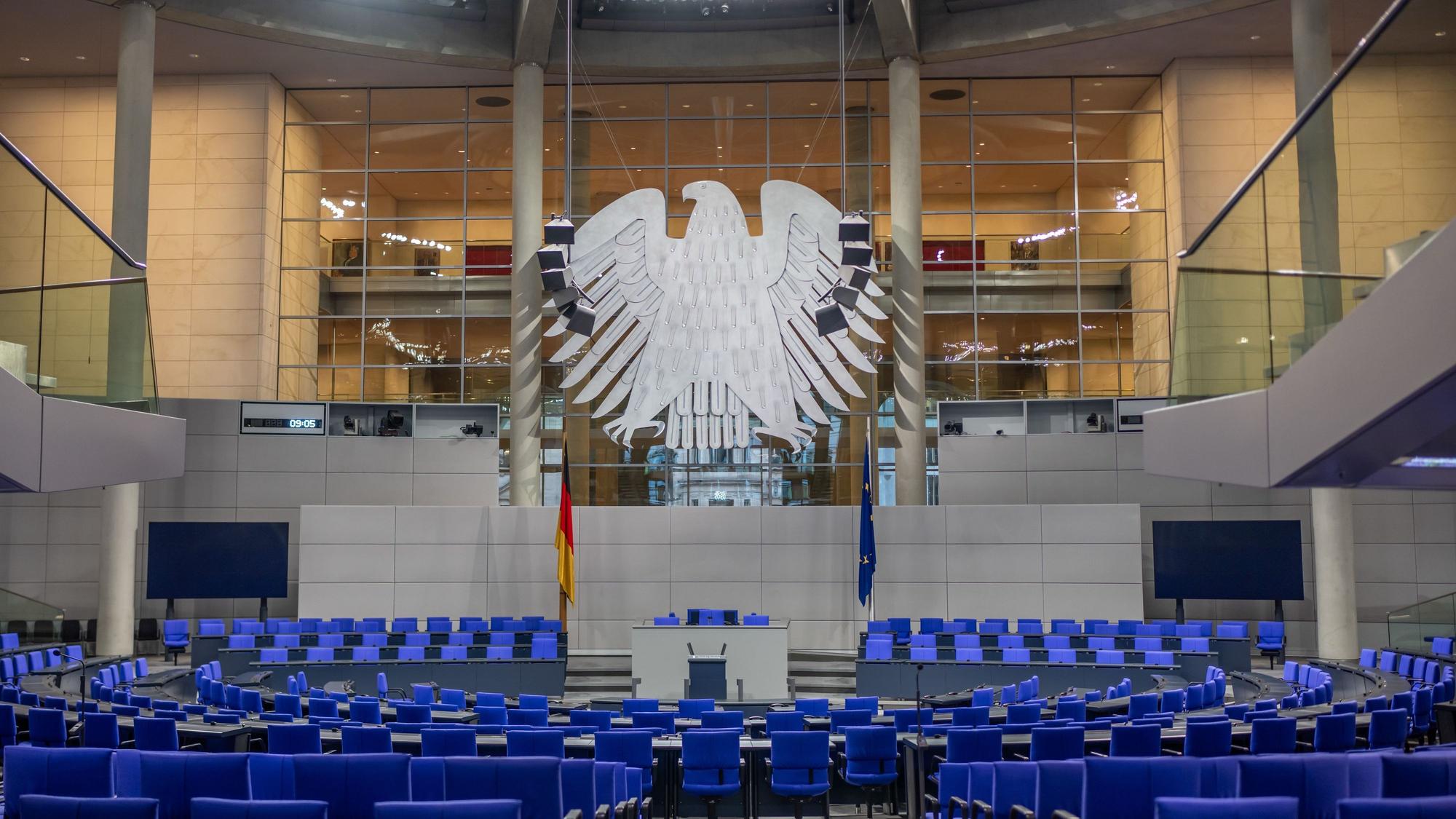 Blick in den leeren Plenarsaal im Bundestag.