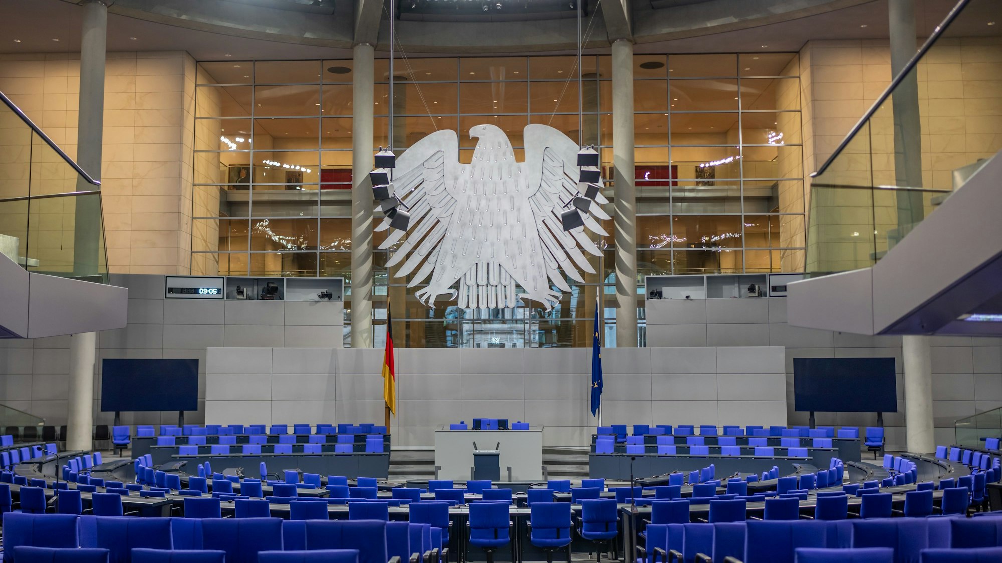 Blick in den leeren Plenarsaal im Bundestag.