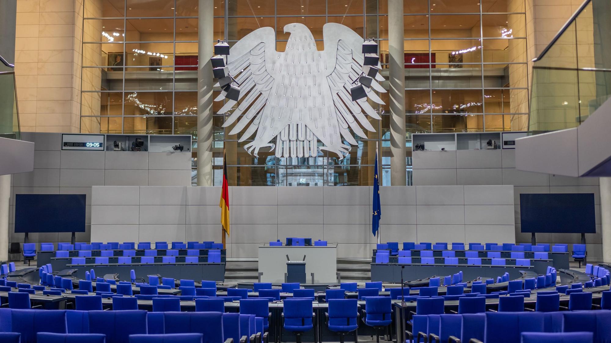 Blick in den leeren Plenarsaal im Bundestag.