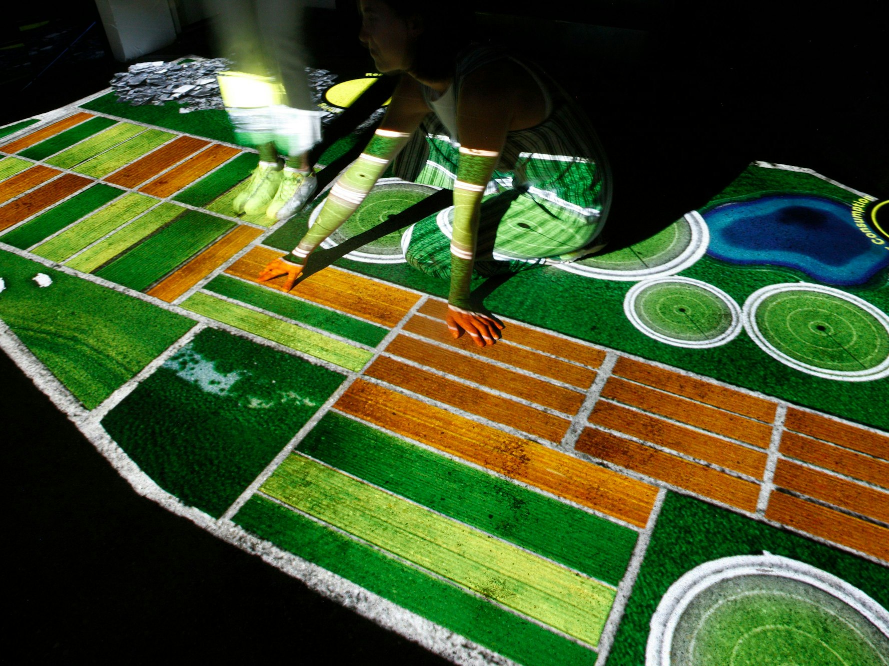 Besucher bewegen sich in einer Bodenprojektion