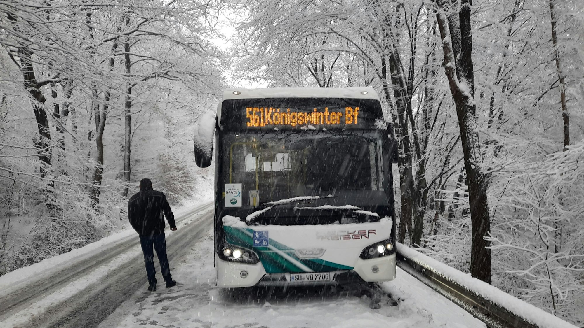Schneechaos im Siebengebirge.
Auf der L 83 in Aegidienberg ist ein Bus steckengeblieben.