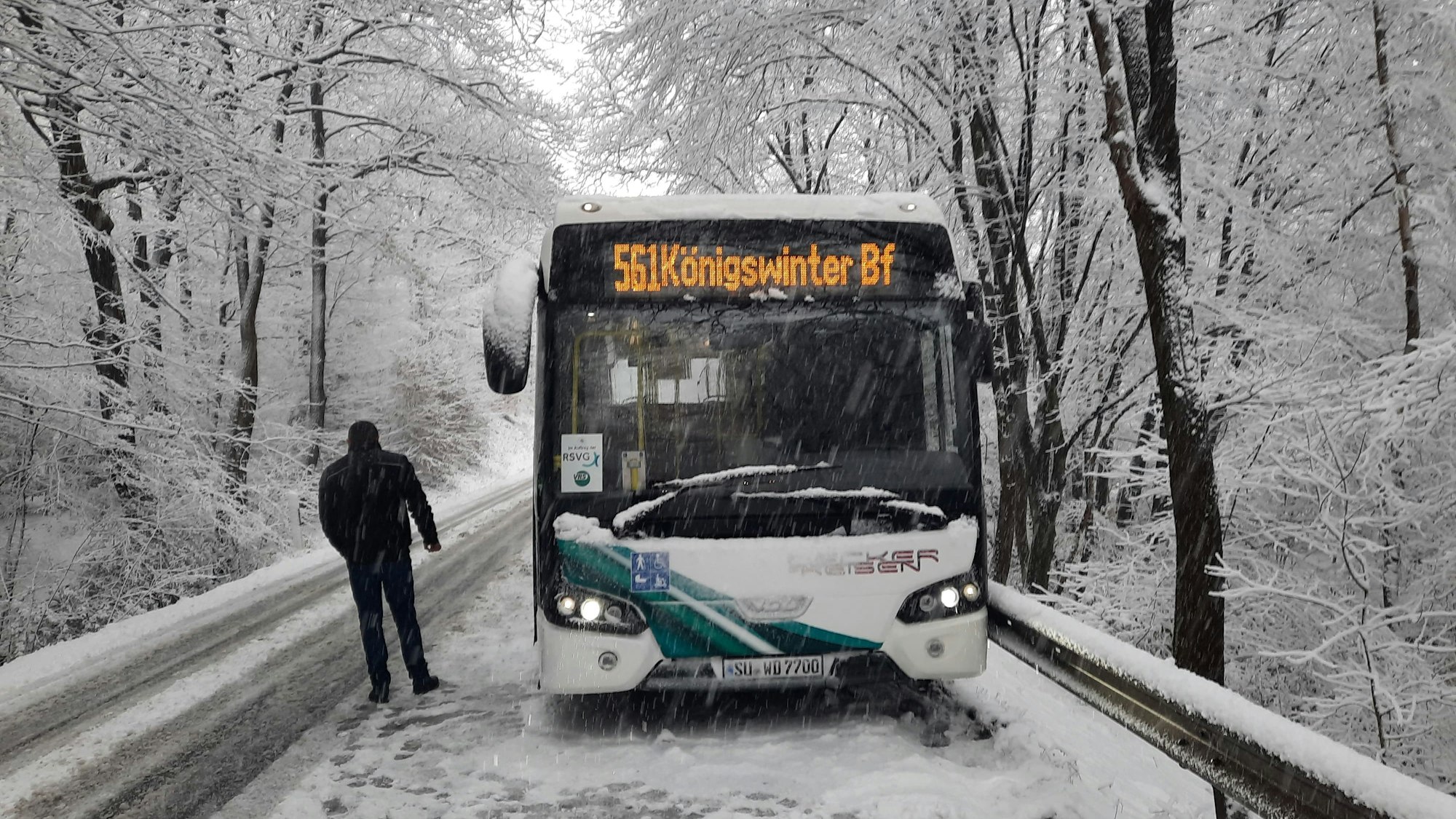 Schneechaos im Siebengebirge.
Auf der L 83 in Aegidienberg ist ein Bus steckengeblieben.