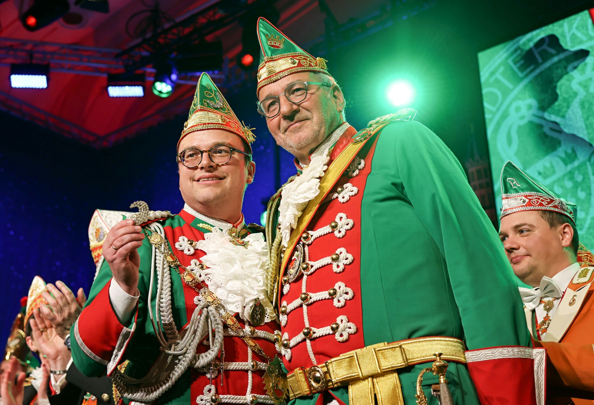 Der emotionalste Moment des Abends: Ehrenpräsident Hans Kölschbach (r.) überreicht Björn Braun den Halbmond des verstorbenen Präsidenten Friedel Haumann.
