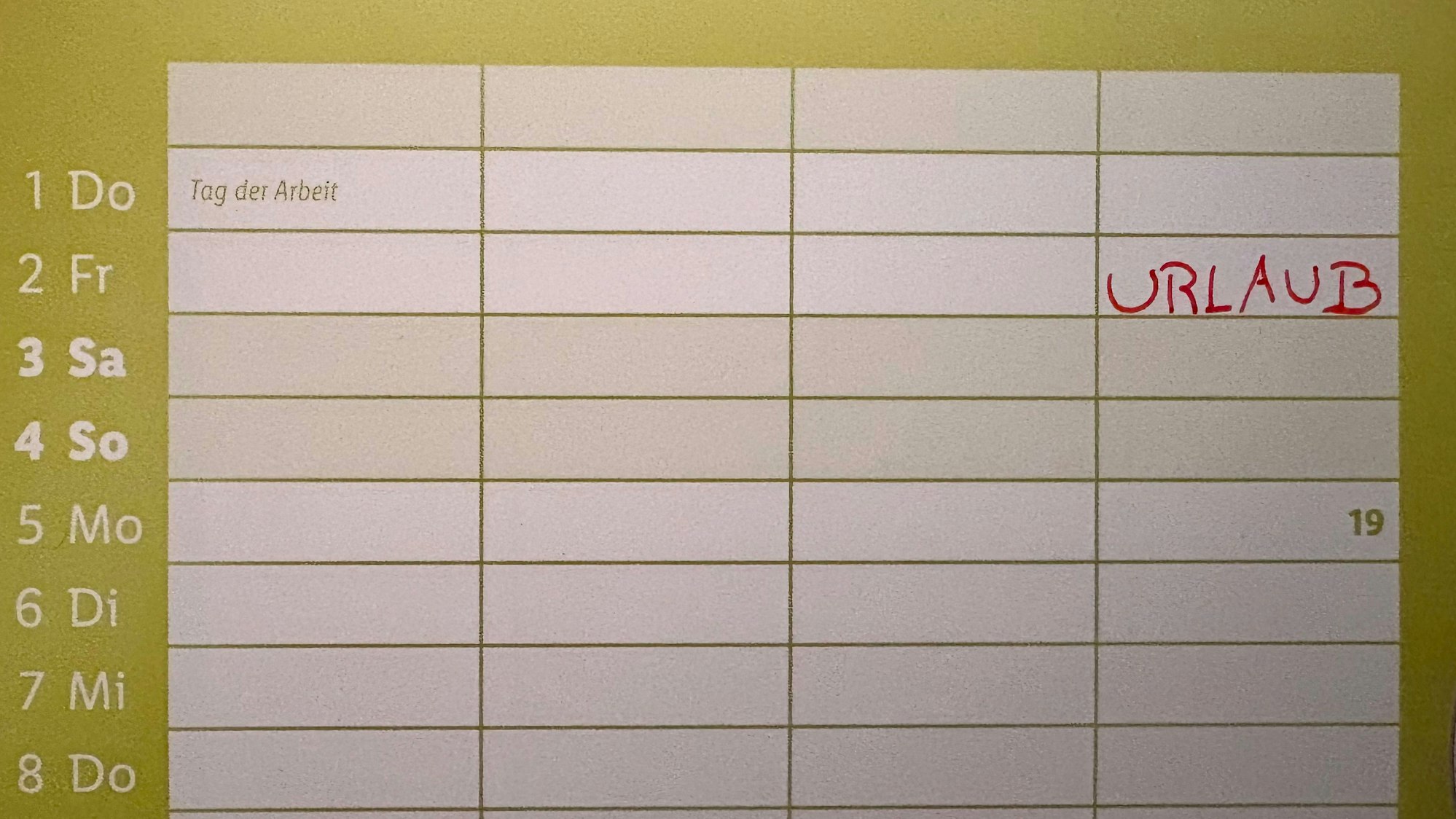 Ein Kalender zeigt die ersten Tage im Mai.
