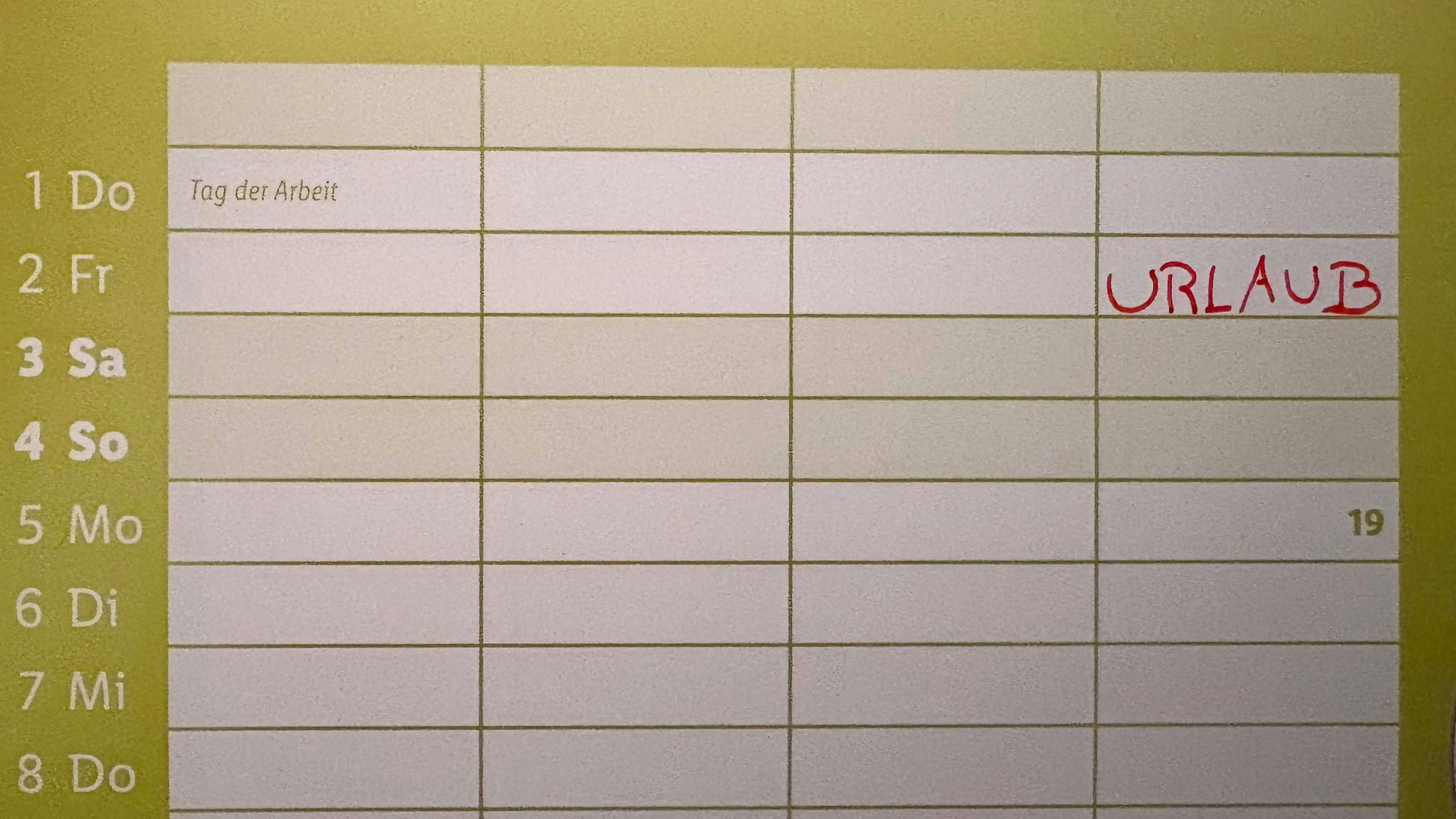 Ein Kalender zeigt die ersten Tage im Mai.
