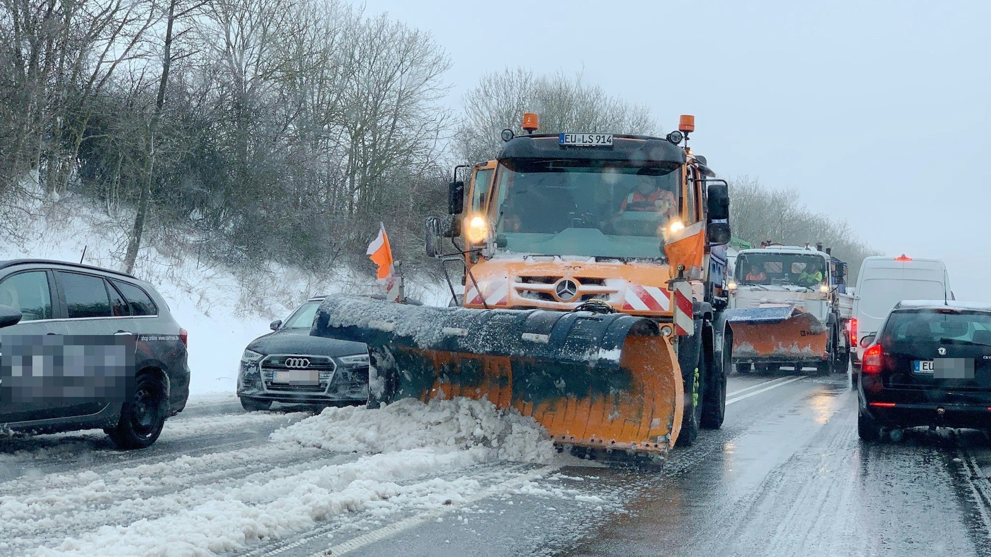 Zwei Räumfahrzeuge fahren auf der B51 bei Blankenheim.