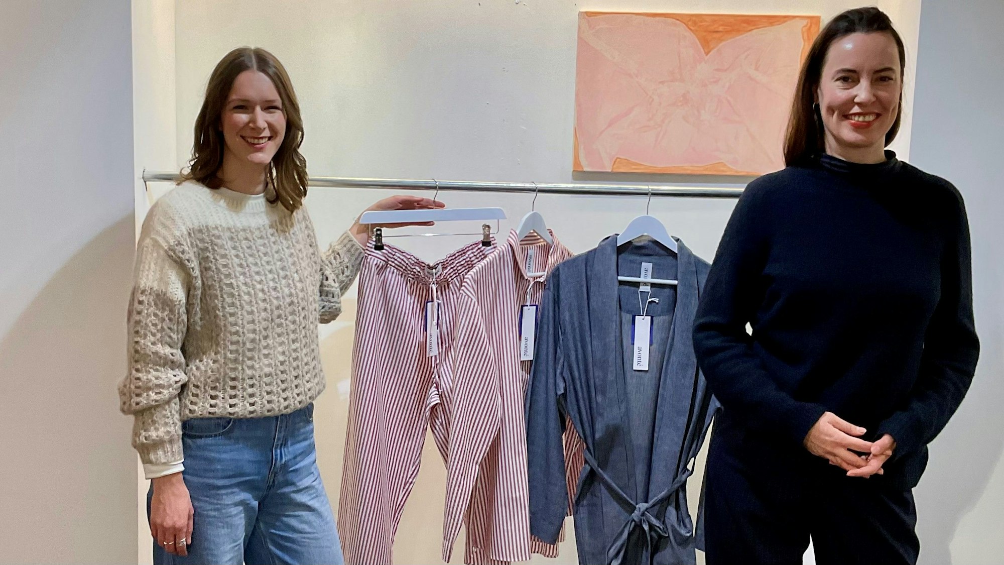 Marlene Marx (l.) und Pia Egelkraut mit ihre Pyjama-Kollektion.