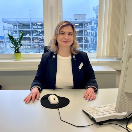 Die Ukrainerin Oleksandra sitzt an ihrem Schreibtisch in der Arbeitsagentur Köln.