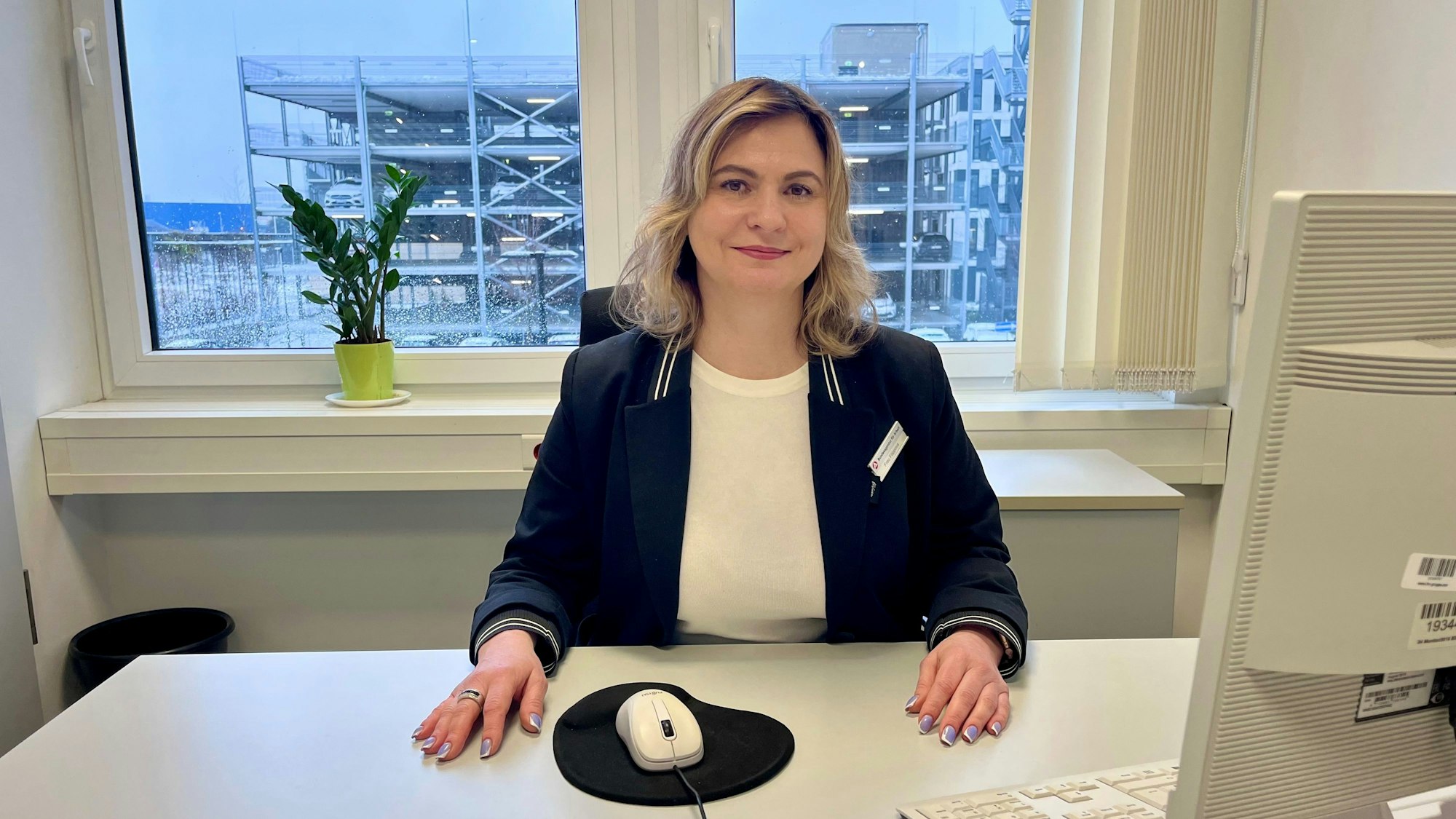 Die Ukrainerin Oleksandra sitzt an ihrem Schreibtisch in der Arbeitsagentur Köln.