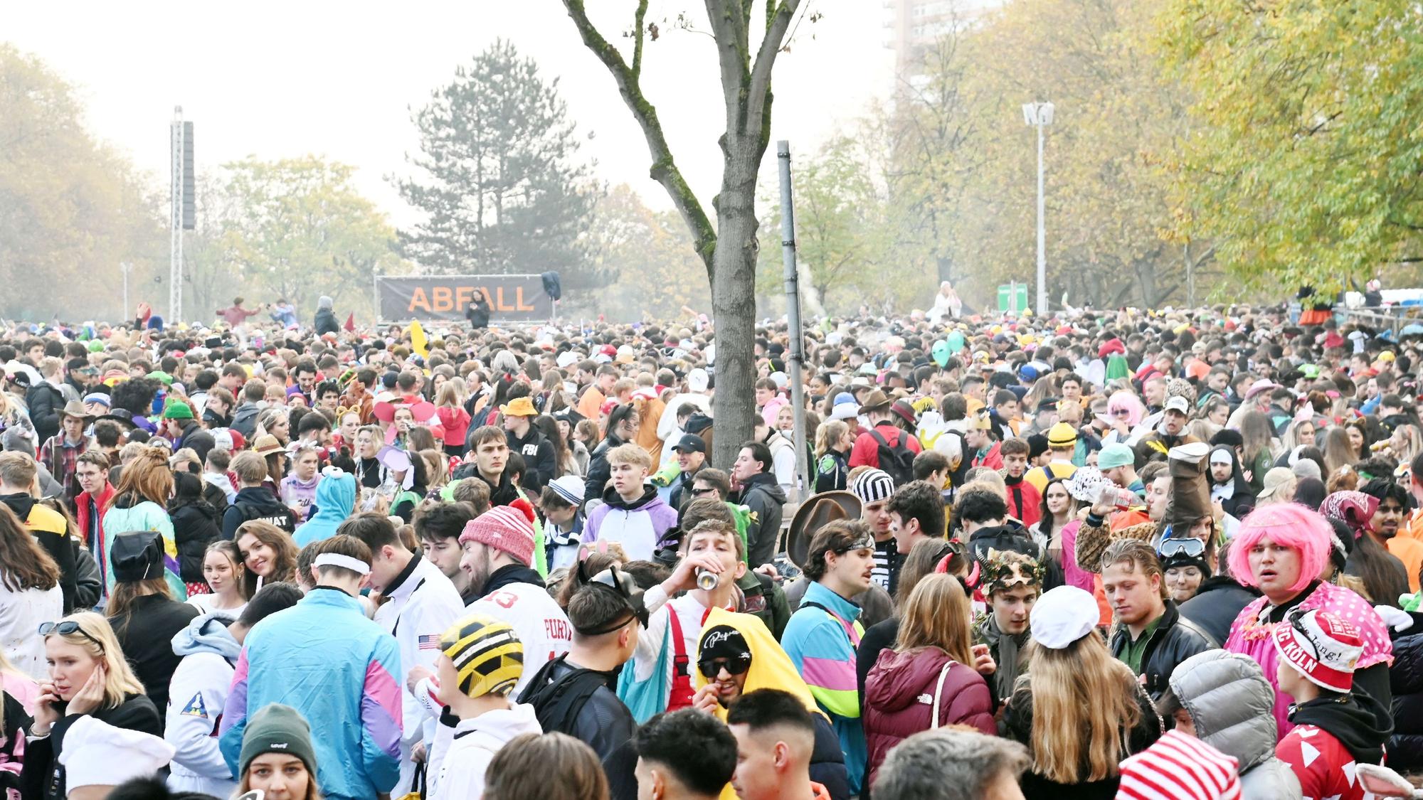 Die Feiernden am 11.11. auf der Uni-Wiese.