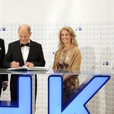 09.01.2025
Köln:
Neujahrsempfang der IHK Köln mit Bundeskanzler Olaf Scholz
Eintrag des Kanzlers ins Gästebuch der IHK mit der Präsidentin der IHK Köln, Nicole Grünewald und Geschäftsführer Uwe Vetterlein
Foto: Martina Goyert