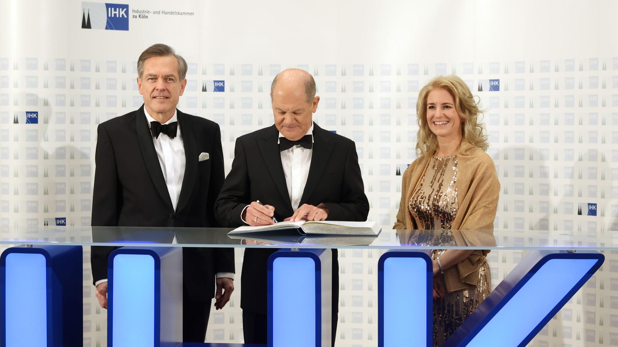 09.01.2025
Köln:
Neujahrsempfang der IHK Köln mit Bundeskanzler Olaf Scholz
Eintrag des Kanzlers ins Gästebuch der IHK mit der Präsidentin der IHK Köln, Nicole Grünewald und Geschäftsführer Uwe Vetterlein
Foto: Martina Goyert