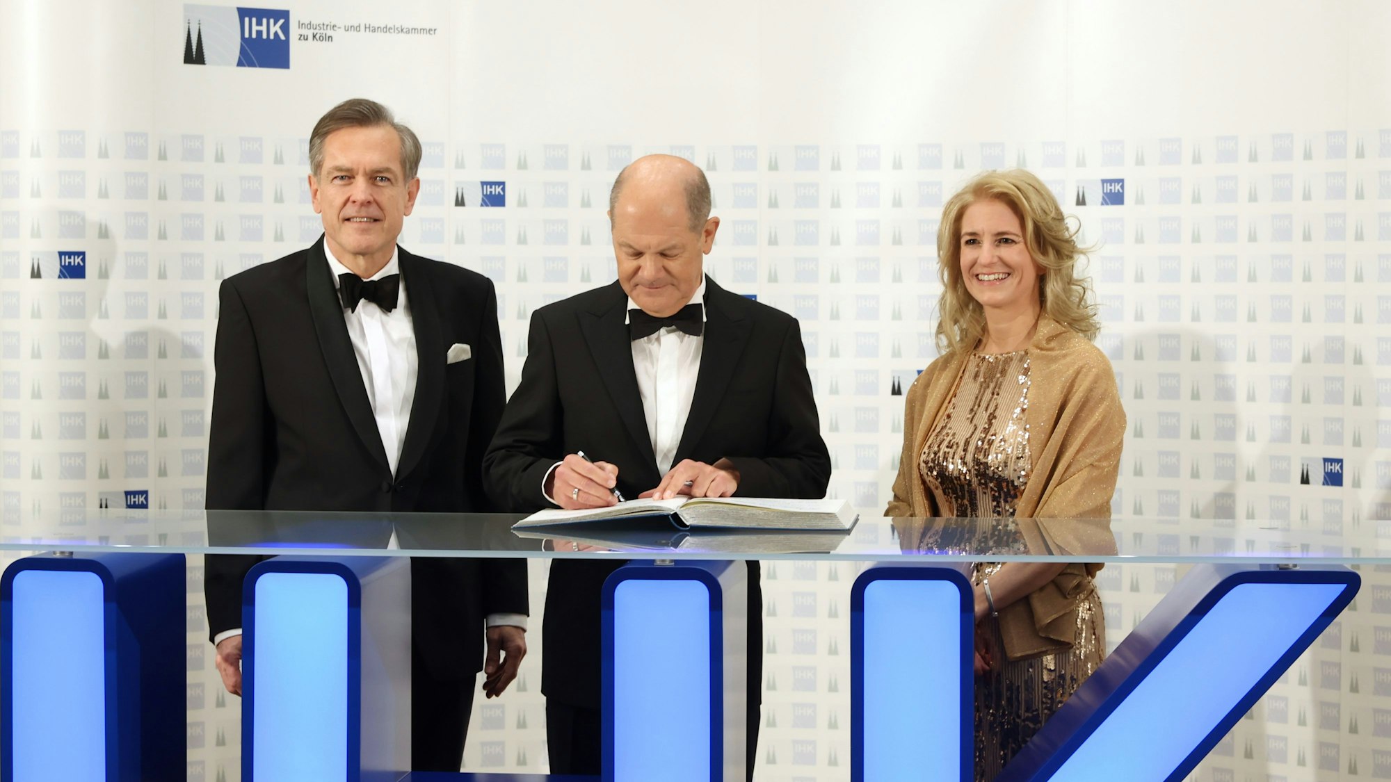 09.01.2025
Köln:
Neujahrsempfang der IHK Köln mit Bundeskanzler Olaf Scholz
Eintrag des Kanzlers  ins Gästebuch der IHK mit der Präsidentin der IHK Köln, Nicole Grünewald und Geschäftsführer Uwe Vetterlein
Foto: Martina Goyert
