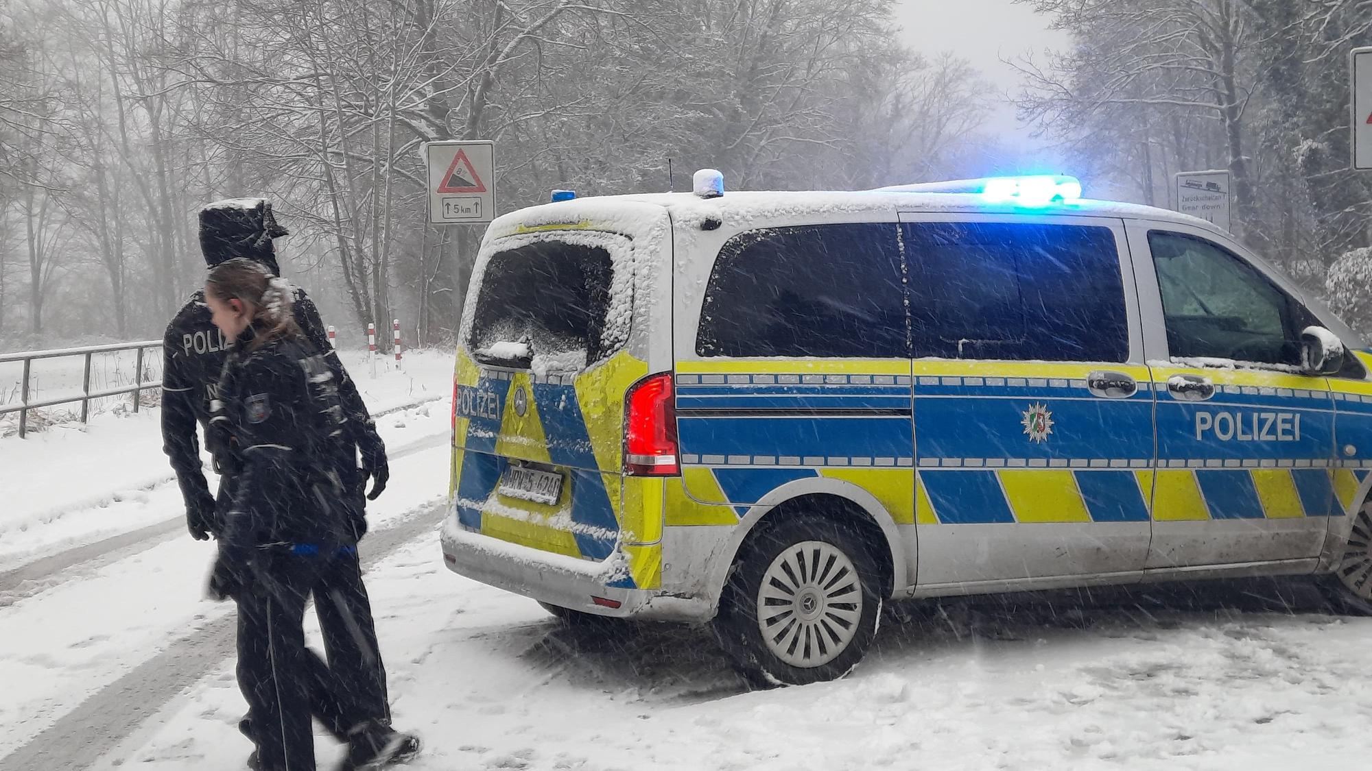 Schneechaos im Siebengebirge.
Die L 331 ist auf der Margarehtenhöhe gesperrt.