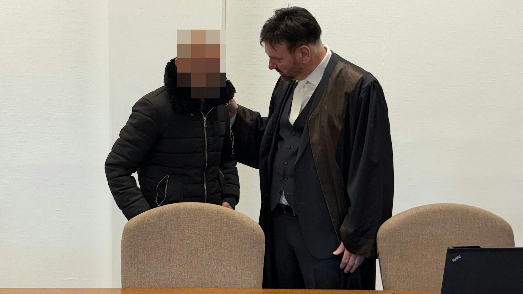 Der Beschuldigte mit seinem Verteidiger Ralf Stark beim Prozessauftakt im Landgericht Köln.