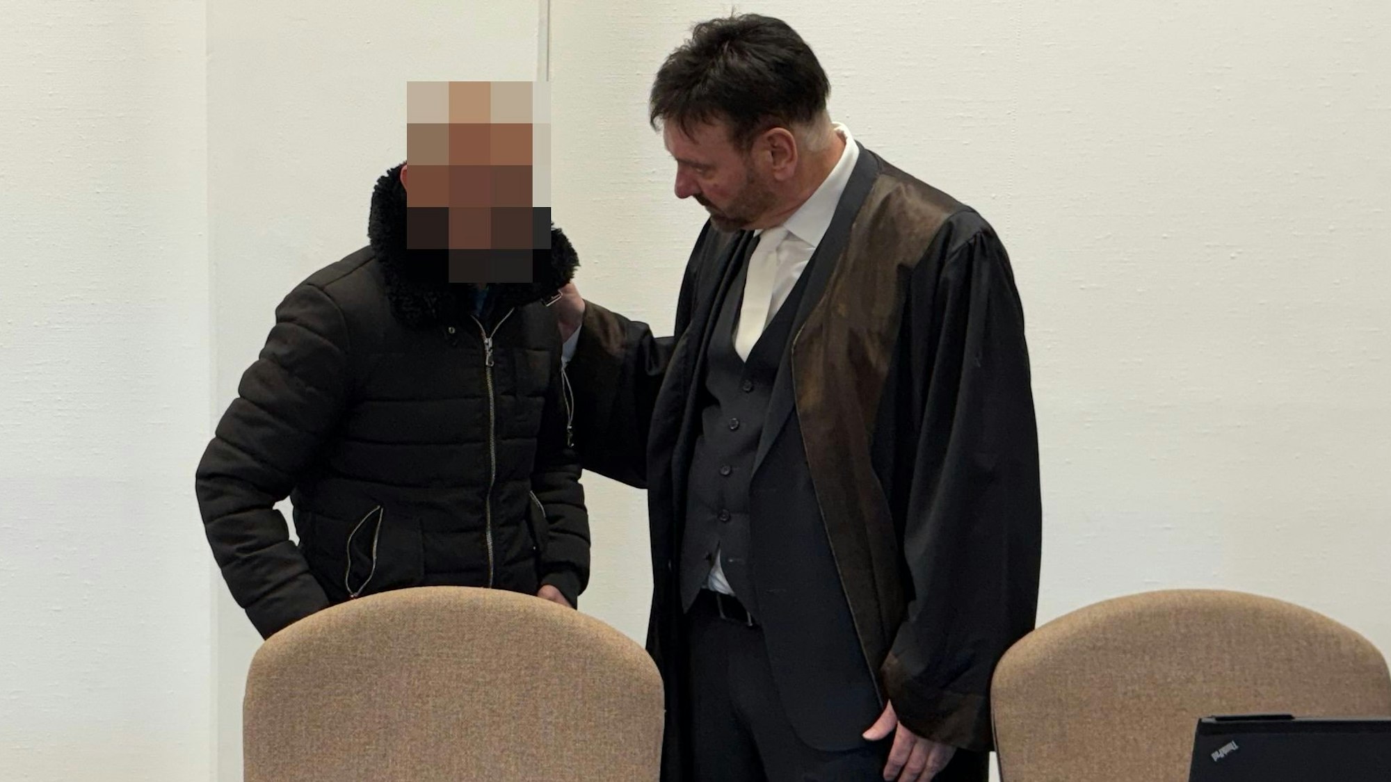 Der Beschuldigte mit seinem Verteidiger Ralf Stark beim Prozessauftakt im Landgericht Köln