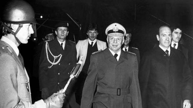 Gute Miene nach bösem Spiel: General Günther Kießling wird mit dem Großen Zapfenstreich verabschiedet, neben ihm der damalige Verteidigungsminister Manfred Wörner