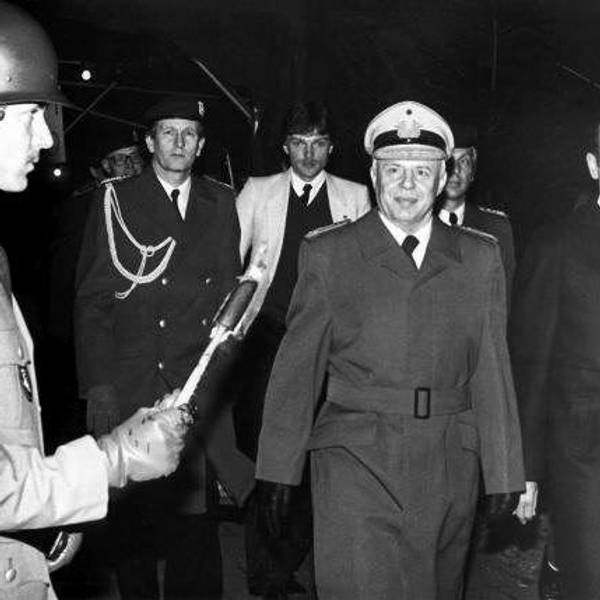Gute Miene nach bösem Spiel: General Günther Kießling wird mit dem Großen Zapfenstreich verabschiedet, neben ihm der damalige Verteidigungsminister Manfred Wörner