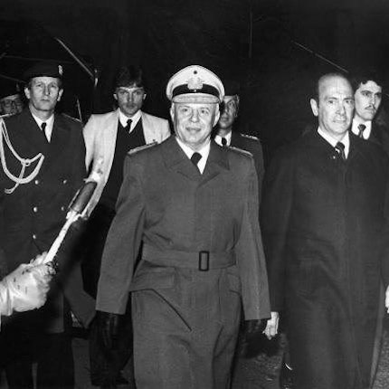 Gute Miene nach bösem Spiel: General Günther Kießling wird mit dem Großen Zapfenstreich verabschiedet, neben ihm der damalige Verteidigungsminister Manfred Wörner