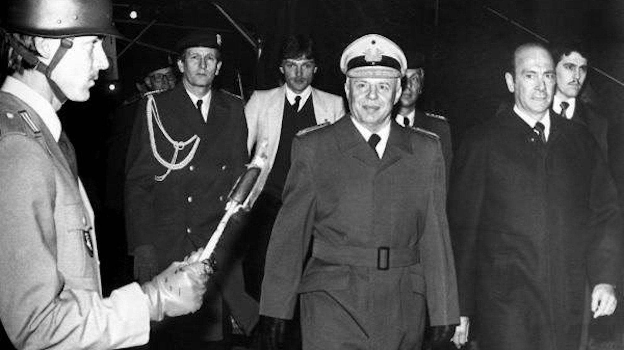 Gute Miene nach bösem Spiel: General Günther Kießling wird mit dem Großen Zapfenstreich verabschiedet, neben ihm der damalige Verteidigungsminister Manfred Wörner